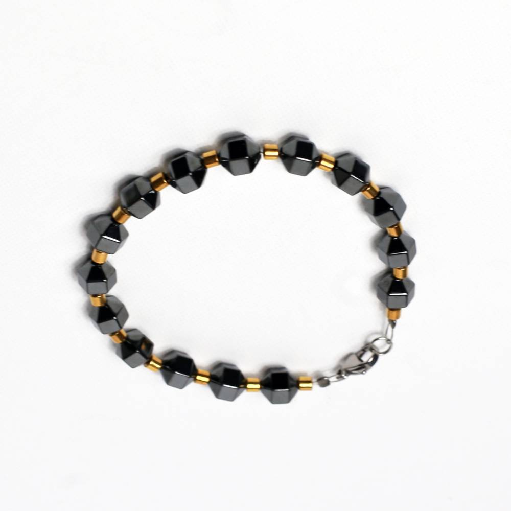 "GeoShield" – Χειροποίητο Βραχιόλι από Αιματίτη & Χρυσές Λεπτομέρειες