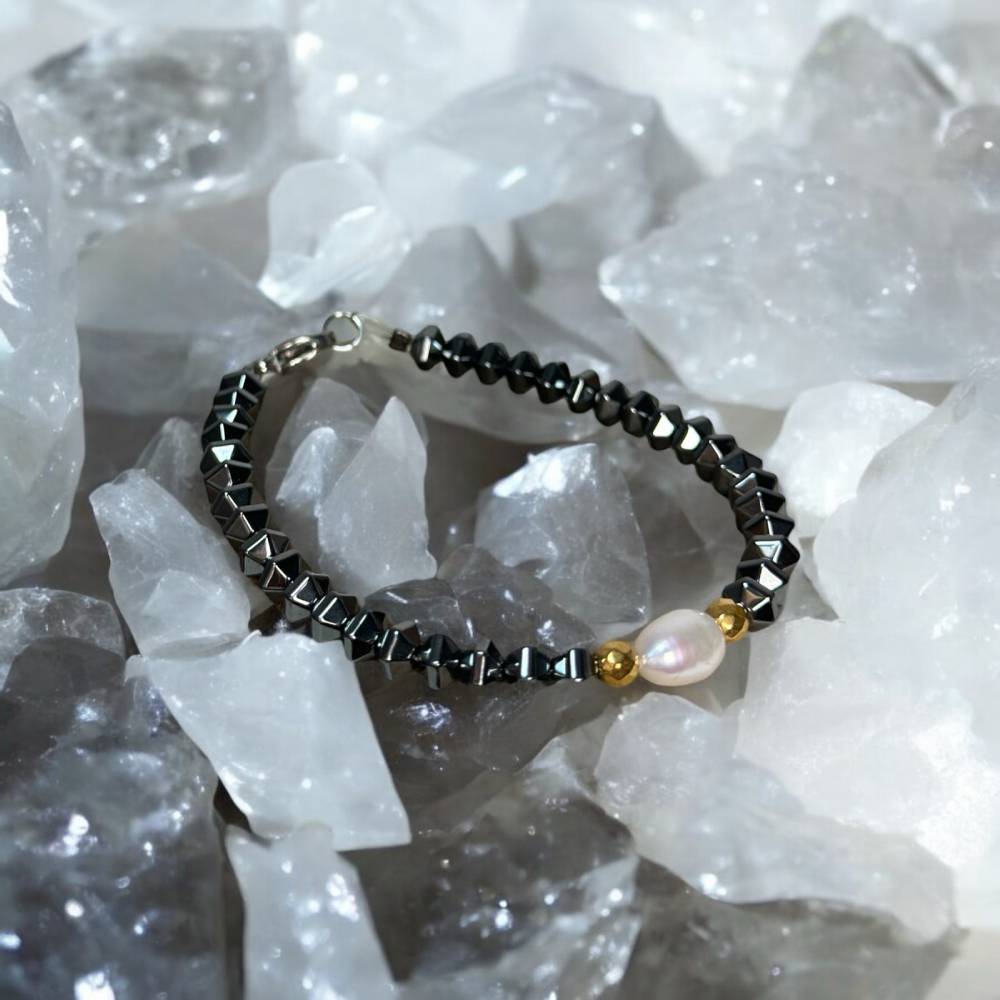"Mystic Balance – Βραχιόλι με Φυσικό Αιματίτη, Μαργαριτάρι για Ισορροπία, Προστασία και Λάμψη"